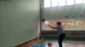 Упражнение с 2 баскетбольными мячами.mp4