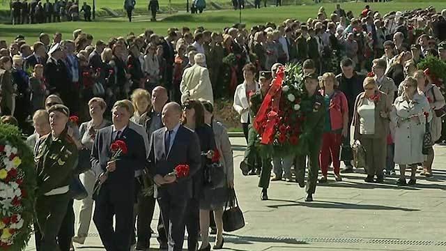 Жители Санкт-Петербурга пришли на Пискаревское кла...ить память павших в Великой Отечественной войне