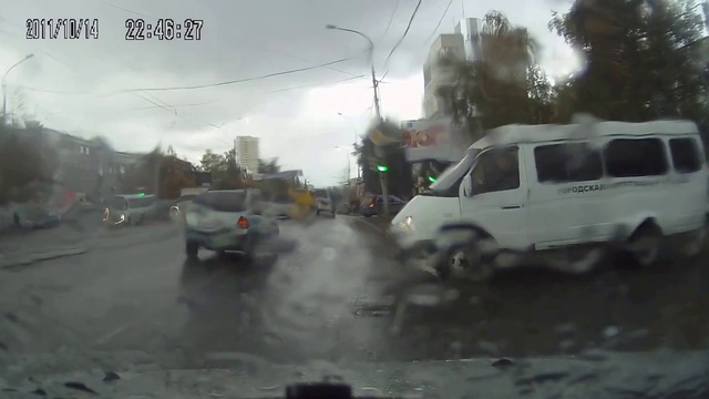 Екатеринбург - мотоциклист залетел под машину похоронного бюро...