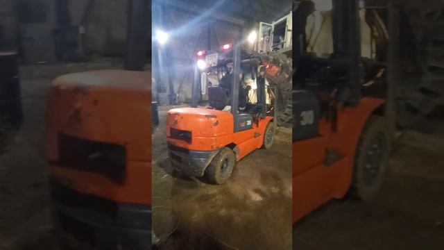 установка большого колеса ,карой,огромное колесо,спец техники ,карьерный колесный бульдозер,ремонт