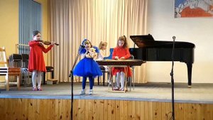 Мишка с куклой