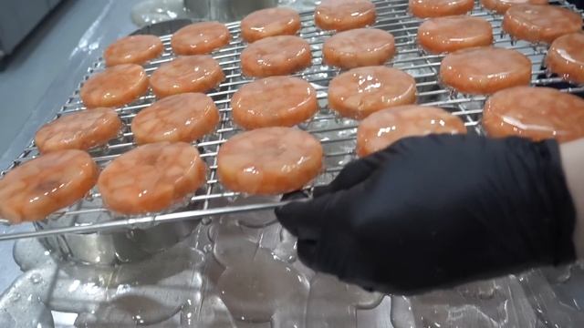 케이크에 벚꽃이 피었습니다. 디저트 장인의 벚꽃 복숭아 무스케이크 Cherry blossom peach mousse cake making - Korean street food смотреть онлайн