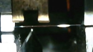 Процесс скалывания оптического волокна в скалывателе