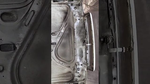 капот Ауди 80 б4 не открывается, заклинило зашелку. смотреть онлайн