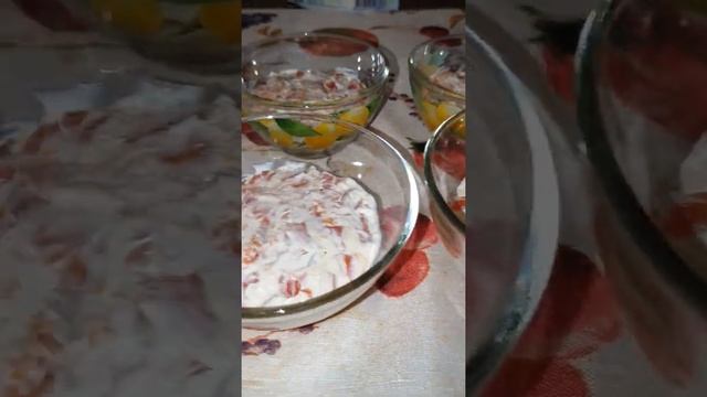 салат слоеный с семгой? #праздничныйрецепт #порционноеблюдо #семга #салат #красиваяподача #праздник
