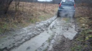 Lexus GX470 в цепях по грязи и льду в колее
