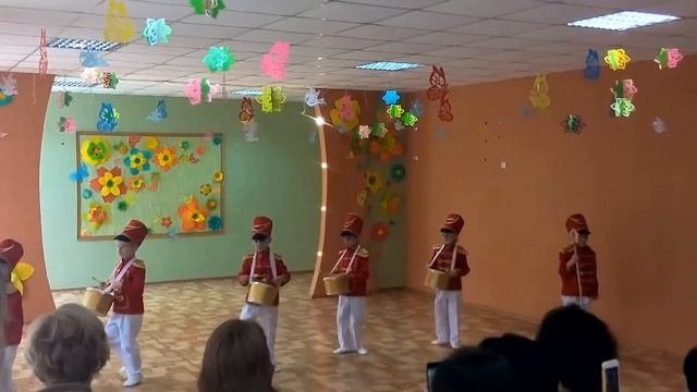 Дошкольники играют на детских музыкальных инструментах