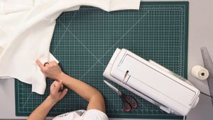 Как сделать асимметричный низ изделия и разрезы по бокам? Обработка свитшота планкой из кашкорсе