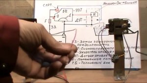 Стрелка указателя уровня топлива не отклоняется.