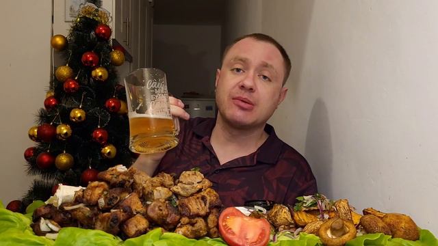 МУКБАНГ. ОБЖОР. ШАШЛЫК ИЗ СВИНОЙ ШЕИ, РЁБРА, МЯКОТЬ. ГРИБЫ НА МАНГАЛЕ, КАРТОШКА. АСМР. 23 ФЕВРАЛЯ.