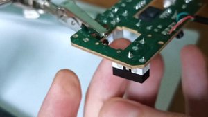 Выпаивание микропереключателя мыши электрическим паяльником DEKO SI11