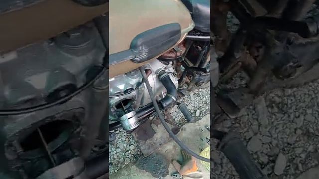 Дымит и кидает маслом только левый цилиндр. Мотоцикл Урал. Загадка