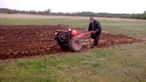 Пашем землю мотоблоком