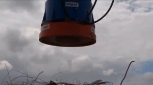 Грузоподъемный магнит DYNASET HMAG со встроенным магнитным генератором DYNASET HMG в работе.