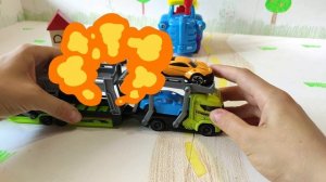 Синий трактор везет машинки к автотреку..