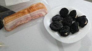 Изысканная закуска для настоящих гурманов!РУЛЕТИКИ в беконе из чернослива с сыром с плесенью!