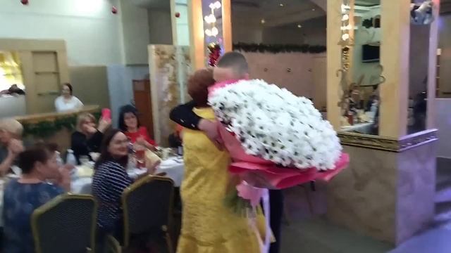 Мама и не смела ждать сына на свой юбилей, а он всё-таки приехал! смотреть онлайн