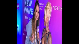 Откровения Евы Власовой на Новой волне. Ведущая Алёна Белая