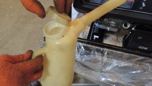 Как залить моторное масло в двигатель бензогенератора?