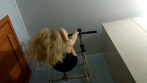 Как повиснуть на турнике в низ головой нлгами в верх