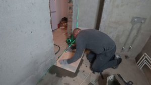 Укладка плитки с СВП на пол в первый раз, ремонт в ванной комнате своими руками
