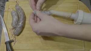 Сыровяленная говядина в натуральной оболочке, говяжьи колбаски манзо по-итальянски в холодильнике