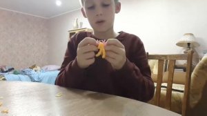 Плетение человечка из резинок на рогатке без станка