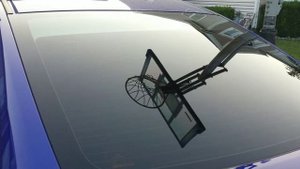 Что это за черные точки на лобовом стекле автомобиля.