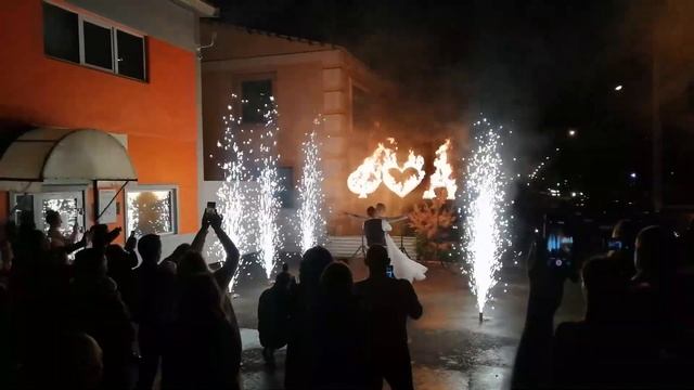 Дорожка из холодных фонтанов и огненные буквы! Идеальный финал вашей свадьбы! смотреть онлайн
