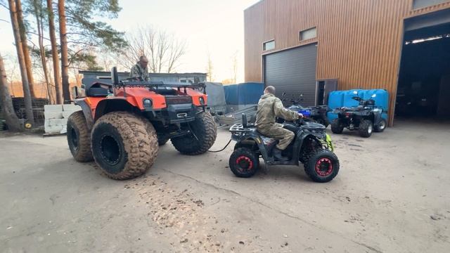 ПОТЯНЕТ ЛИ МАЛЕНЬКИЙ КВАДРОЦИКЛ ОГРОМНОГО ВЕЗДЕХОДА? смотреть онлайн