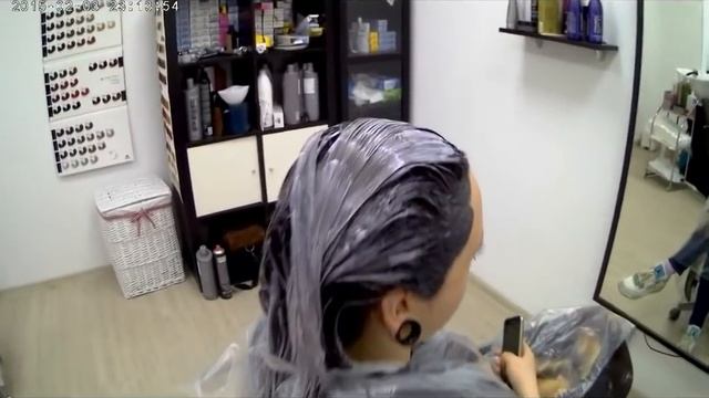 Перекрасить волосы из теплого желтого в холодный пепельный цвет.