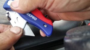 Сравнение двух строительных-канцелярских моделей ножей от VORKPRO.