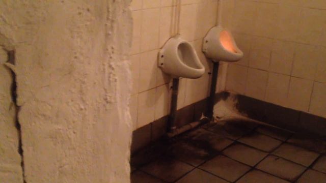 ЧТО БУДЕТ ЕСЛИ ПОЛОЖИТЬ САМУЮ БОЛЬШУЮ ПЕТАРДУ КОРСАР В УНИТАЗ? (ПИССУАР) SlivkiShow смотреть онлайн