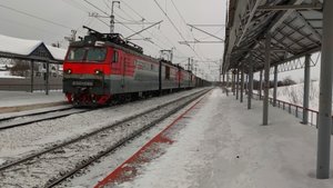 Электровоз ВЛ10К-1086/1129 с грузовым поездом.