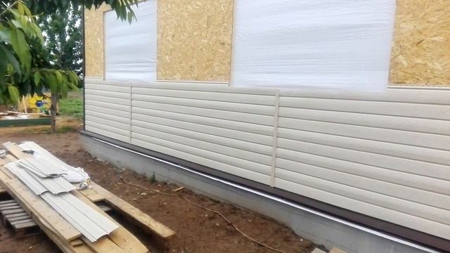 Монтаж винилового сайдинга. Утеплитель мансардного этажа. Отливы. Фрагменты из работы. смотреть онлайн