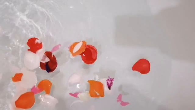 Принимаю ванну с лепестками вспененных роз/эксперимент! смотреть онлайн