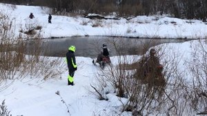 Снегоход по воде почти утонул.