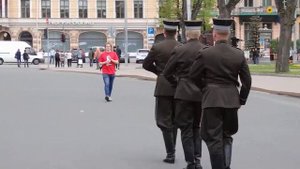 Рига. Смена Почётного караула у Памятника Свободы. Латвия