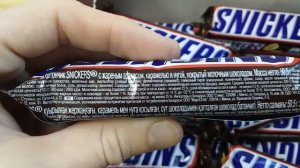Батончик "Сникерс"