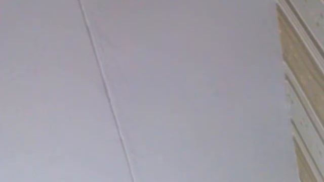 Не очень забавные кадры из серии о странных шумах от верхних соседей смотреть онлайн