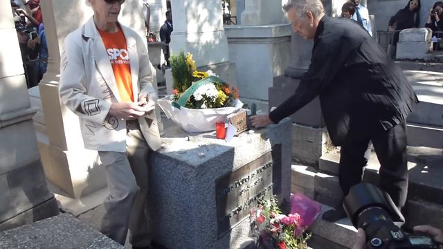 Ray Manzarek and Robby Krieger at Jim Morrison's Grave on 3rd July 2011 - Père Lachaise смотреть онлайн