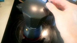 Видео обзор гейзерной кофеварки Rondell