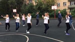 флешмоб на школьном дворе С Днем Рождения, Москва