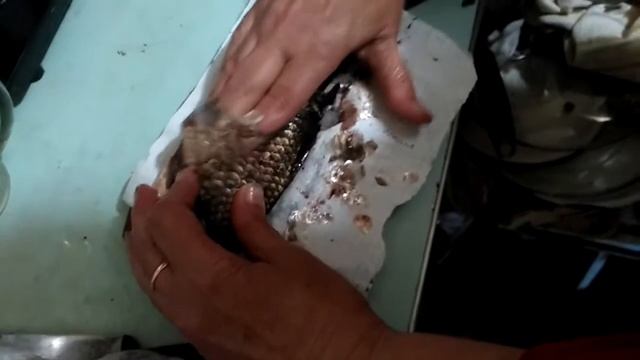 Как почистить карася ногтями. смотреть онлайн