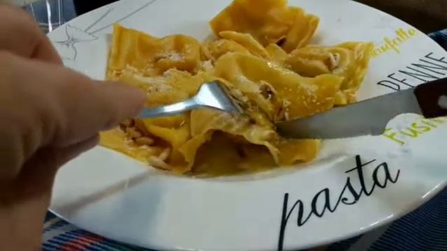 Равиоли с запеченной тыквой и пармезаном под кедровыми орехами и сливочным маслом смотреть онлайн