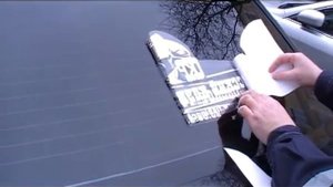 Как наклеить наклейку на стекло автомобиля