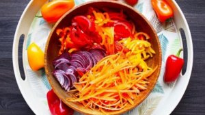 Салат с фунчозой и курицей