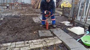 Бурение бензобуром ( диаметр бура 200мм)