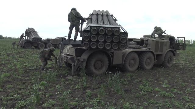 Боевая работа расчета РСЗО «Ураган» совместно с расчетом БПЛА «Орлан» смотреть онлайн