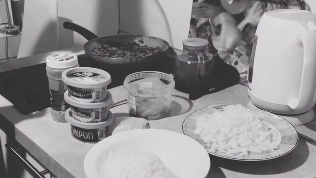 Салат с корейской морковкой, жареными грибами, яйцами и курицей.
